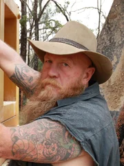 Rod Manning (die "Buschmänner") bedient eine Maschine, lachend, Grawin NSW.