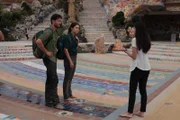 Die Gastgeber Jessica und Phil besuchen einen heiligen Thai-Tempel.