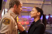 Merkwürdig geht es in Eureka weiter: Carter (Colin Ferguson, l.) und Lupo (Erica Cerra, r.) ...