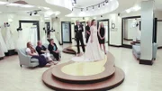 Die Braut Jessica (2.v.r.) möchte ein luftiges Kleid, das sich am Strand gut macht - ihre zukünftige Schwiegermutter möchte ein traditionelles Kleid mit Schleier. Können Monte (M.), Lorie (3.v.r.) und Flo (r.) einen Mittelweg finden?