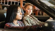 L-R: Alex Wyatt (Nenda Neururer) und Neve Kelly (Clara Rugaard)