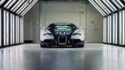 Der Bugatti Veyron besitzt einen Motor mit 1.001 PS, erreicht eine Höchstgeschwindigkeit von mehr als 400 km/h, und beschleunigt von 0 auf 100 in weniger als drei Sekunden.