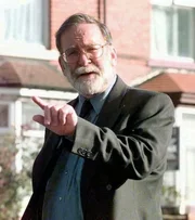 Harold Shipman trifft auf dem Polizeirevier Ashton-Under-Lyne ein.