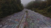 Die leeren Straßen von Centralia in Pennsylvania dienen heute nur noch als Flächen für Graffiti-Botschaften. Grund für die Unbewohnbarkeit der einstigen Musterstadt: Seit Jahrzehnten brennt der Kohleflöz unter dem Stadtgebiet.