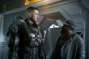 Master Chief (Pablo Schreiber, li.)