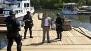 Der ehemalige Agent des amerikanischen Geheimdienstes Michael Westen (Jeffrey Donovan, M.) gerät bei den Ermittlungen nach seiner Burn Notice immer wieder in Schwierigkeiten.
