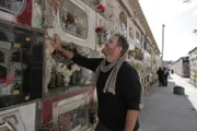 Josh Gates bewundert El Cementenerio General in La Paz.