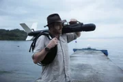 Josh Gates mit der Marine Sonic Arc Explorer, bereit für die Suche nach den Überresten von Sir Francis Drake vor der Küste von Portobelo, Panama.