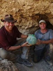 Josh Gates und Dr. Oren Gutfeld von der Hebräischen Universität Jerusalem mit einem hellenistischen Fund aus dem dritten Jahrhundert v. Chr. in der Höhle 53 in Qumran, Westjordanland.