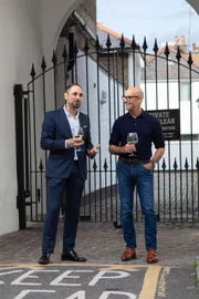 Peppe Corsaro (l.) und Stanley Tucci