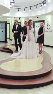 Finden Monte (l.), Lori (2.v.l.) und Flo (r.) das perfekte Kleid für Jessica (2.v.r.) und ihre Strandhochzeit?
