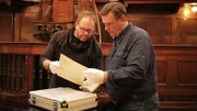 L-R: Josh Gate und der Enthüllungsjournalist Karl Hammer studieren Martin Bormanns Originalnotenblatt in der Doopsgezinde Kerk in Amsterdam, Niederlande.