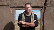 Josh Gates vor dem Tor der Sonne.