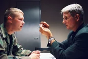 Gibb (Mark Harmon, r.) und seine Agenten treten in Aktion, als sich bei einem Übungssprung eines Marines der Fallschirm nicht öffnet ...