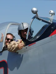 Josh Gates und der Gedenkpilot der Luftwaffe, Chris Liguori, drücken die Daumen, dass sie in einer P-51 Mustang in Südkalifornien abflugbereit sind.