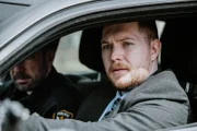 Nachgestellte Szene: Chief Joe Babkiewicz und Detective Matthew Ferrelli sitzen im Auto vor dem Haus von Colette Collins  +++