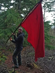 Matt hisst die Decke/Flagge in Washington.