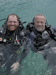 Josh Gates (l.) und der Meeresarchäologe James Sinclair (r.) mit ihrer Tauchausrüstung in der Karibik bei Portobelo, Panama.