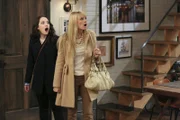 Max Black (Kat Dennings, l), Caroline Channing (Beth Behrs, r)