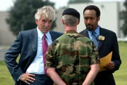 Der erste gemeinsame Fall der beiden Detectives Green (Jesse L. Martin, re.) und Fontana (Dennis Farina, li.) führt die Ermittler in das Reserve-Regiment der Army. Offensichtlich haben sich die Soldaten dieser Einheit der Folterung irakischer Häftlinge schuldig gemacht und müssen nun um ihr Leben fürchten.