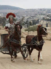 Josh Gates fährt als römischer Zenturio verkleidet auf einem Streitwagen in Amman, Jordanien.