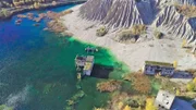 Heute liegt ein Großteil der Gefängnisruine Murru unter Wasser. Das durch den Tagebau an die Oberfläche gedrängte Grundwasser hat das Gelände geflutet.