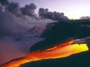 00 Uhr. Auf Big Island, Hawaii, fließt rotglühende Lava bis in den Ozean. In dieser brennend heißen, brodelnden Hölle scheint man dem Tod und dem Ende der Welt ganz nah. Völlig andere Gefühle hat der deutsche Grenzgänger , wenn er sich dieser gefährlichen Zone nähert: die Entstehung der Erde, die Geburt der Kontinente, die Faszination der Urgewalten.
