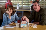 Um Frankie (Patricia Heaton, l.) zu entlasten, übernimmt Mike (Neil Flynn, r.) die Vorbereitungen für das familiäre Weihnachtsfest ... Um Frankie (Patricia Heaton, l.) zu entlasten, übernimmt Mike (Neil Flynn, r.) die Vorbereitungen für das familiäre Weihnachtsfest ...