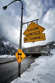 Der Coquihalla Highway in Kanada gehört zu den gefährlichsten Schnellstraßen der Welt. Raues Wetter und Steinschläge machen sie selbst für erfahrene Trucker zur Herausforderung - vor allem im Winter. Das Team von Jamie Davis Heavy Rescue rückt aus, wenn Lkws bei Eis und Schnee in Not sind ...