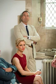 vorne:  Julia Sweetlove (Emilia Fox). Hintern: Aybrey Sweetlove (Julian Wadham)