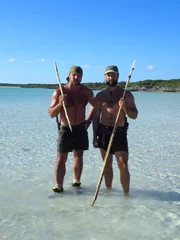 Joe Teti und Matt Graham posieren mit Werkzeugen, voll.
