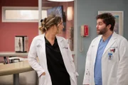 Ehemalige Mitbewohner: Camilla Luddington als Dr. Jo Wilson, Jake Borelli als Dr. Levi Schmitt