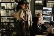 Versuchen einen neuen Fall aufzudecken: Nikki (Sophina Brown, l.), Amita (Navi Rawat, 2.v.r.), (Peter MacNicol, r.) und Charlie (David Krumholtz, 2.v.l.) ...