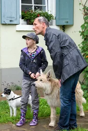 Wie kannst du nur! Nelly Spieker (Jule-Marleen Schuck) bekniet ihren Onkel, Tierarzt Philip Hansen (Heikko Deutschmann), dass die Jagd abgesagt wird. Der Fuchs ist eine Füchsin, die Welpen versorgt!; ARD/SWR TIERE BIS UNTERS DACH, 'Fuchsjagd', am Sonntag (13.10.24) um 08:35 Uhr im ERSTEN.