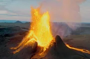 Die Inselkette Hawaï ist durch Bewegung der tektonischen Platten entstanden. Die Vulkane prägen nicht nur das Bild der Inselkette, sondern finden sich auch in den Mythen wieder.