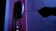 Eine Person, die eine Telefonleitung trennt