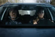 In her Car Staffel 1 Folge 8 Der ängstliche Löwe 2024 Verbitterter Grossvater: Viktor Zhdanov als Anatoly, Anastasia Karpenko als Lydia  Copyright: SRF/ZDF/SLM/Gaumont/Roman Lisovsky