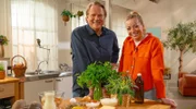 Björn Freitag und Zora Klipp (r) kochen heute ihre Lieblingsrezepte aus dem Ruhrpott und aus Hamburg.; WDR Fernsehen EINFACH UND KÖSTLICH - BJÖRN FREITAG KOCHT MIT ZORA KLIPP, Folge 2 'Norddeutsche Küstenkracher', am Samstag (12.10.24) um 17:15 Uhr.