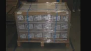 Eine Palette an Bord gerät in den Fokus: Einige vermuten, die Maschine könnte wegen einer geheimen und wertvollen Fracht auf dem Weg nach China abgeschossen worden sein.
