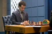 Garry Kasparov (Christian Cooke) scheint seinen Gegner, den Supercomputer „Deep Blue“, komplett unter Kontrolle zu haben.