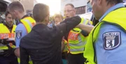Kühlen Kopf bewahren, wenn heiß diskutiert wird. Alltag für Berlins Polizisten.