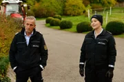 Paul Schott (Tim Wilde, l.) und Nele Fehrenbach (Floriane Daniel, r.) informieren die Angehörigen über den Tod des ältesten Nachkommen der Unternehmerdynastie Guldenstein.