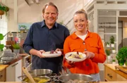 Björn Freitag und Zora Klipp (r) kochen heute ihre Lieblingsrezepte aus dem Ruhrpott und aus Hamburg. Hier: Königsberger Klopse mit Rote Bete und Kartoffelpüree.