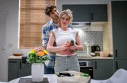 Greta (Laura Osswald, vorne) muss ihre Frisur vor Noah (Christopher Jan Busse, hinten) retten, da das Shooting verschoben wurde.