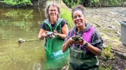 Pia und Schildkrötenexpertin Maria haben zwei Europäische Sumpfschildkröten gefangen, um sie mit GPS-Sendern zu versehen. Weiteres Bildmaterial finden Sie unter www.br-foto.de.; ARD/BR PIA UND DIE WILDE NATUR, "Spurensuche in den Flussauen", am Samstag (12.10.24) um 07:20 Uhr im ERSTEN.