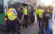 Alltag in Berlin - während einer Straßenkontrolle werden Personen verhaftet.