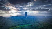 Der Pico Căo Grande ist ein besonderes Wahrzeichen. Es ist der Rest der vulkanischen Vergangenheit des Inselstaats Săo Tomé und Príncipe. Hier findet Hannah Emde ein faszinierendes Unterwasserparadies.