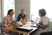 Annalena und Mike besprechen mit Rosi die Organisation des Vereinswettbewerbs. Von links: Annelena (Heidrun Gärtner), Mike (Harry Blank) und Rosi (Brigitte Walbrun).