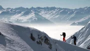 Wandern auf einem verschneiten Berg.