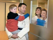 Der kleine Waisenjunge Daniel Weide ist der Liebling der Station.